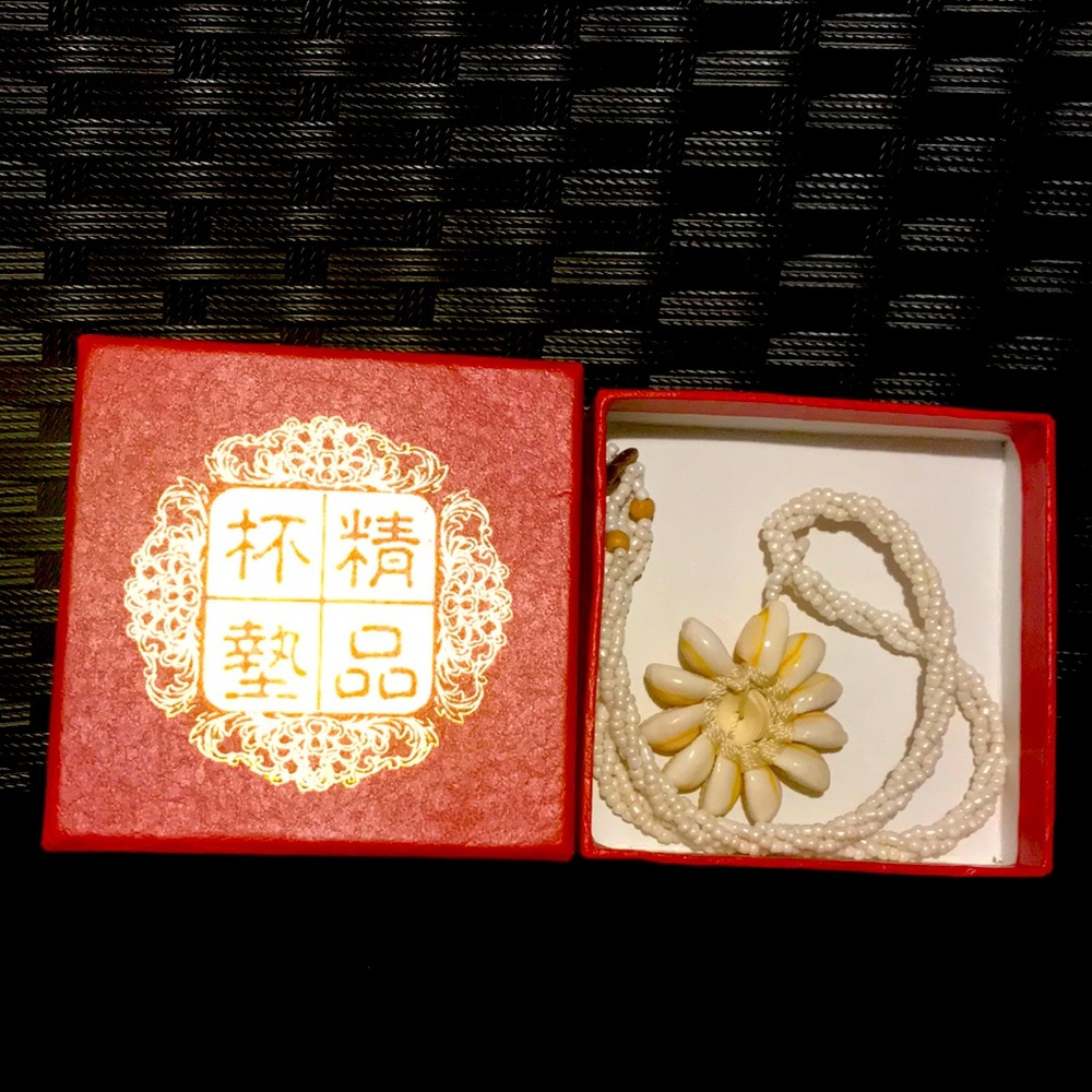 $3 If Bundle: Shell flower and bead necklace - Picture 6 of 8
